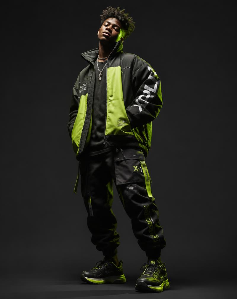 Streetwear look in an oversized jacket and cargo trousers